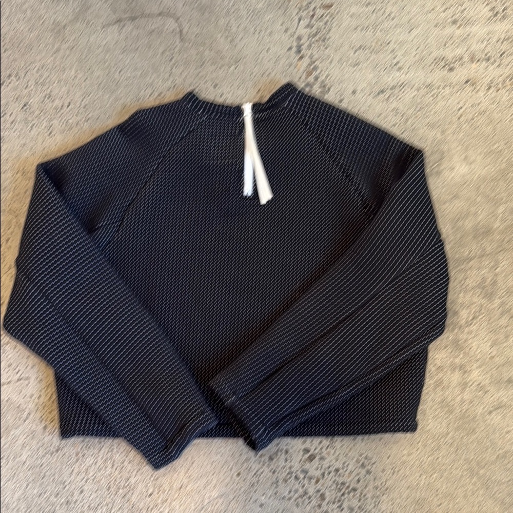 Nike Dri Fit Black and White Cropped Top - Picture 4 of 6